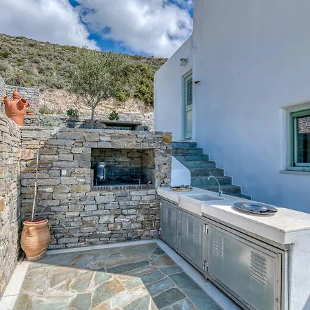 Hillside * Parikia (Paros)